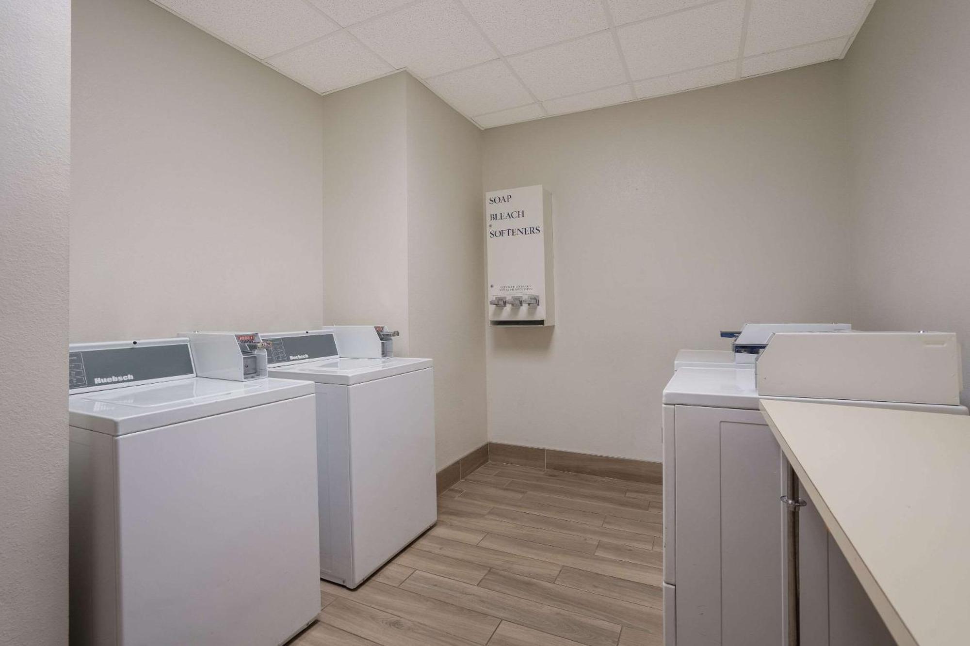 Mainstay Suites Wilmington - University Area Bagian luar foto