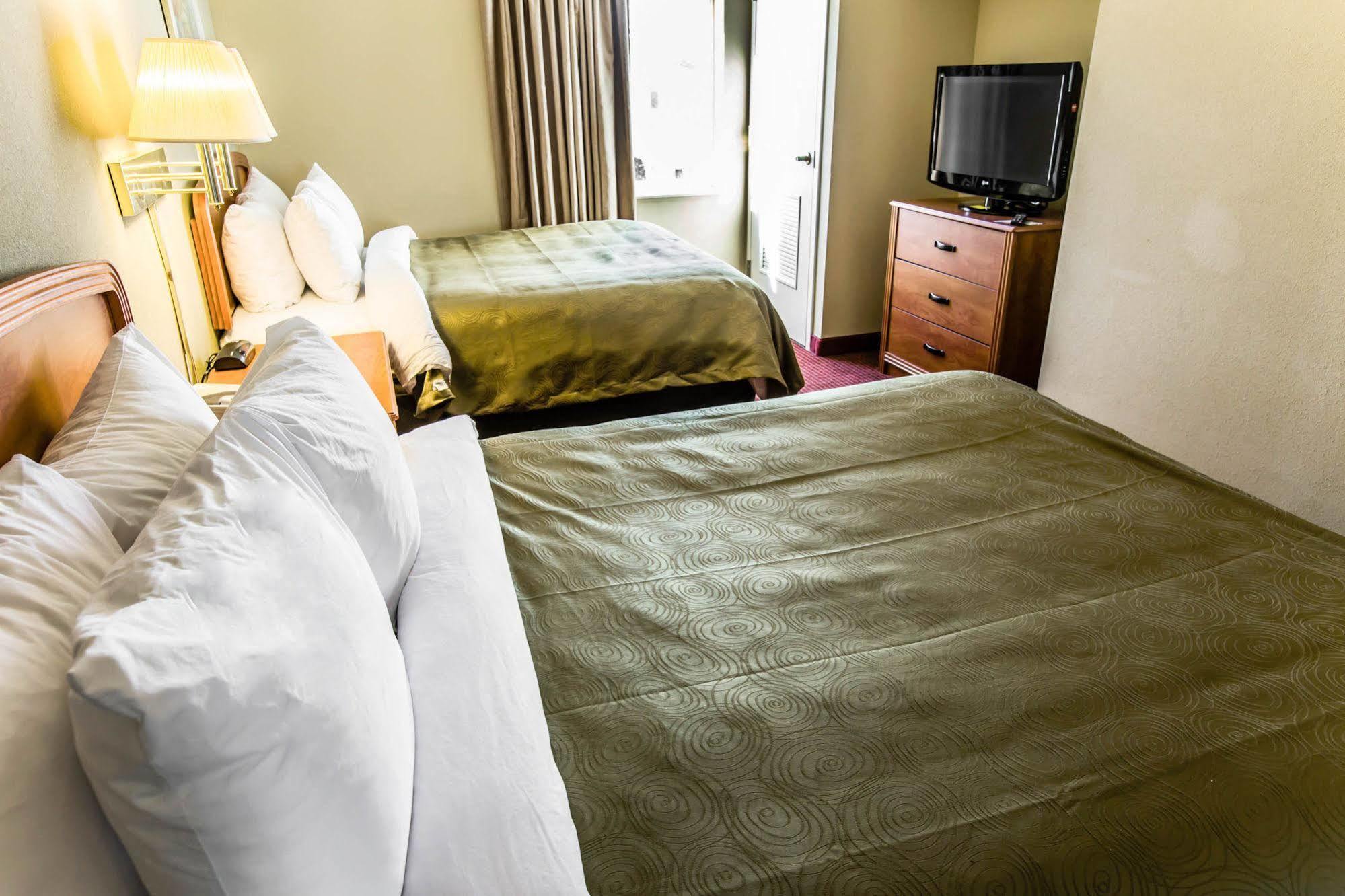 Mainstay Suites Wilmington - University Area Bagian luar foto